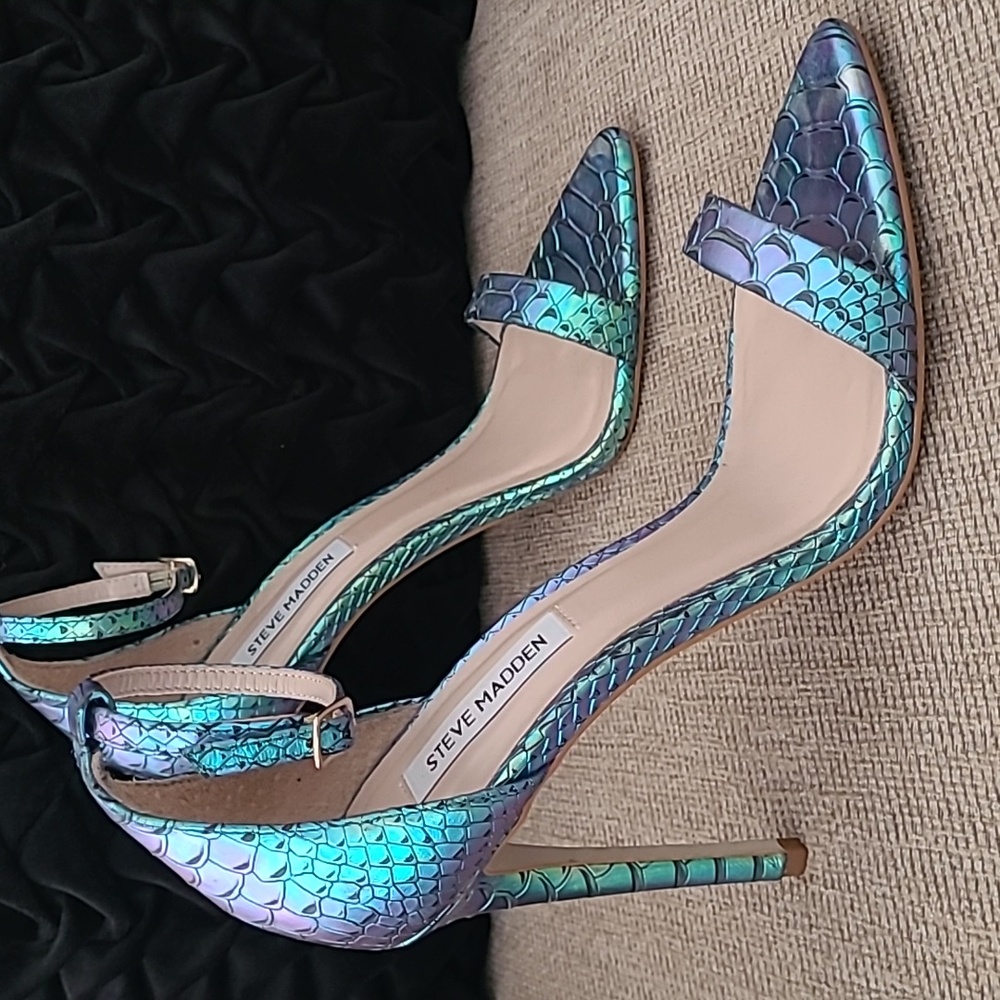 STEVE MADDEN WOMEN'S SANE IRIDESCENT SNAKE PRINT POINTED SANDALS - Picture 5 of 11